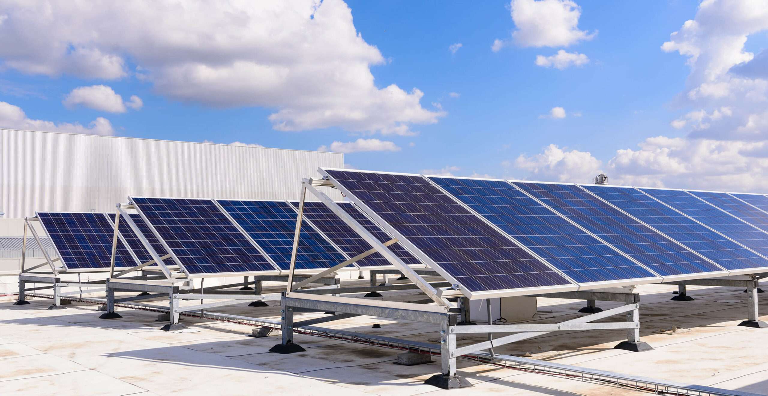 toit industrie équipé de panneaux photovoltaïques